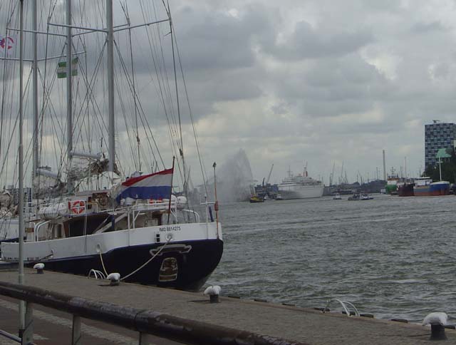 Cruiseschip ms Boudicca van Fred Olsen aan de Cruise Terminal Rotterdam